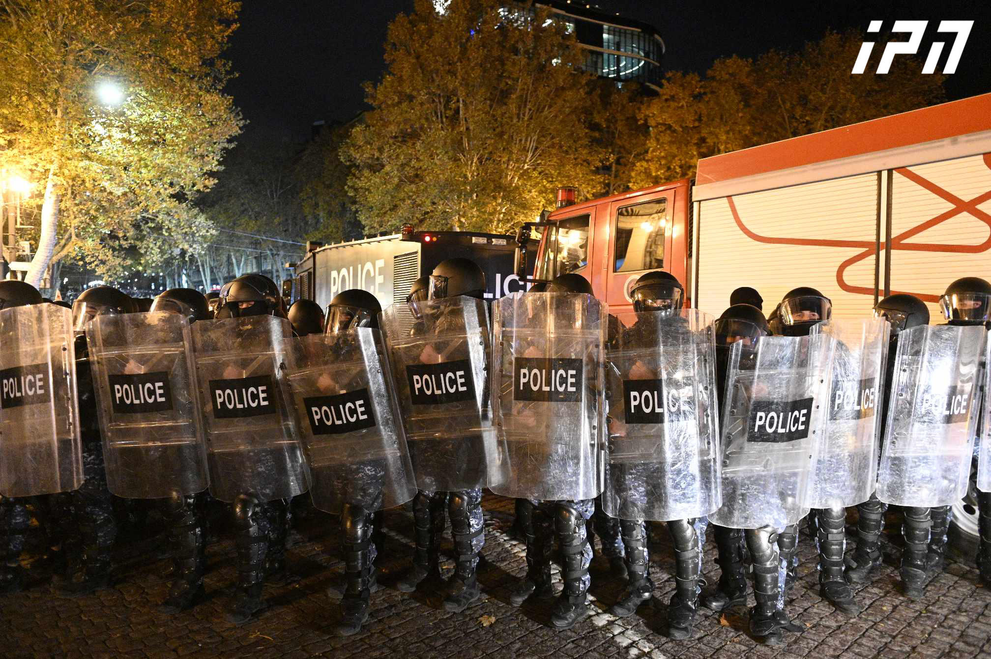 პარლამენტთან, 9 აპრილის ქუჩაზე, სპეცრაზმი და წყლის ჭავლის მანქანა გამოჩნდნენ