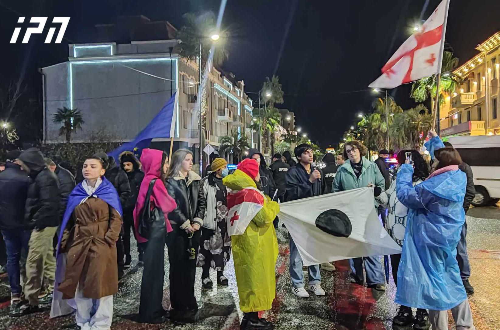 აქცია მიმდინარეობს ფოთშიც, სადაც მოქალაქეები მთავრობის დღევანდელ გადაწყვეტილებას აპროტესტებენ