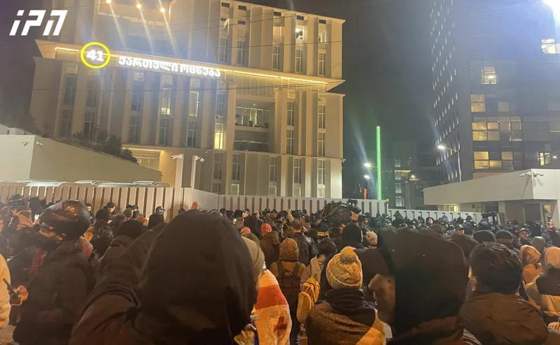 Protesters blocked Gorgasli Street near the office of "Georgian Dream", shouts are heard: "slaves", "Russians", "go" - law enforcement officers are mobilized on the spot