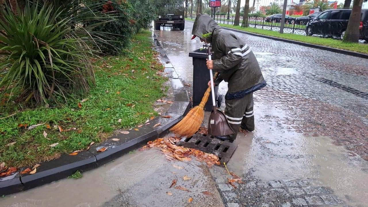 ბათუმში, ძლიერი წვიმის შედეგად, ქუჩები, ეზოები და სახლების სარდაფები დაიტბორა