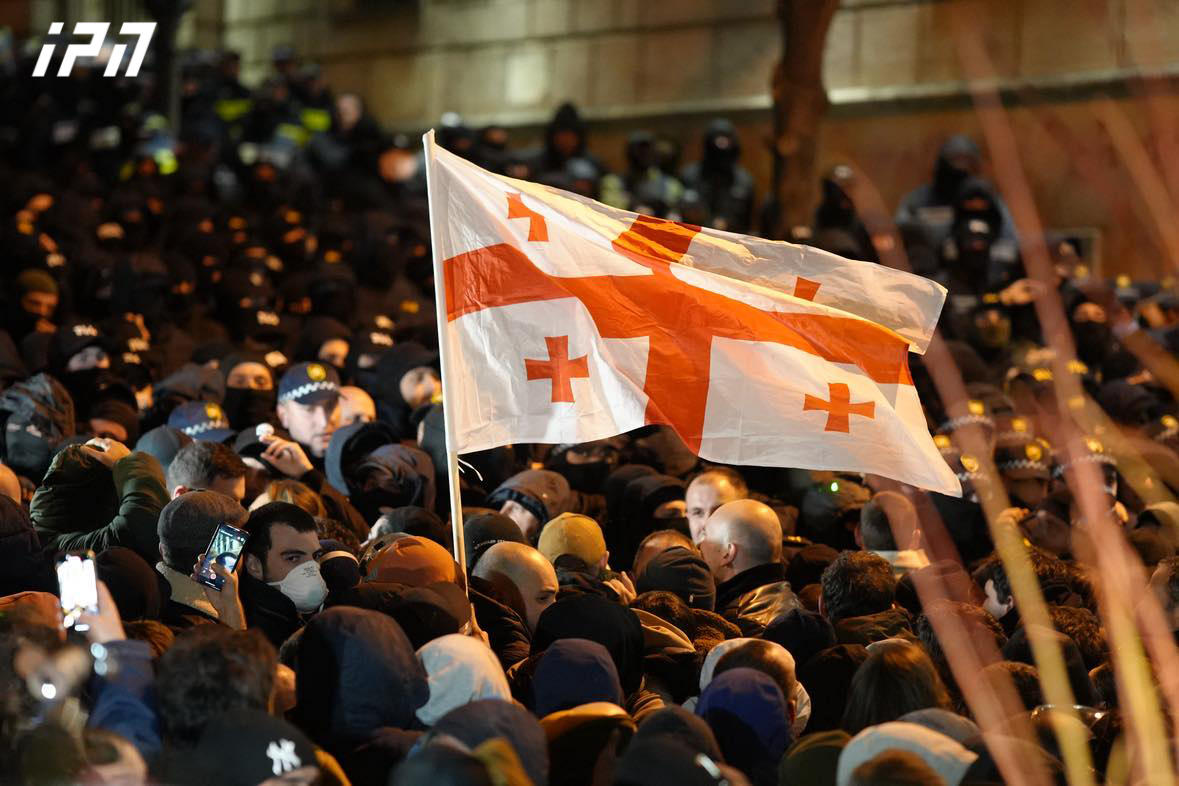 პარლამენტის მიმდებარედ, ჭიჭინაძის ქუჩაზე კვლავ დაპირისპირებაა - პოლიციამ სავარაუდოდ, რამდენიმე მომიტინგე დააკავა