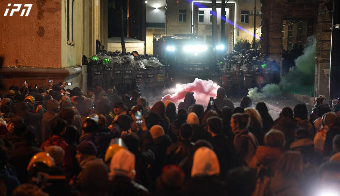 პარლამენტის შენობის უკანა პერიმეტრზე ვითარება დაიძაბა - სპეცრაზმი აქციის მონაწილეებს აფრთხილებს, დაიცვან წესრიგი