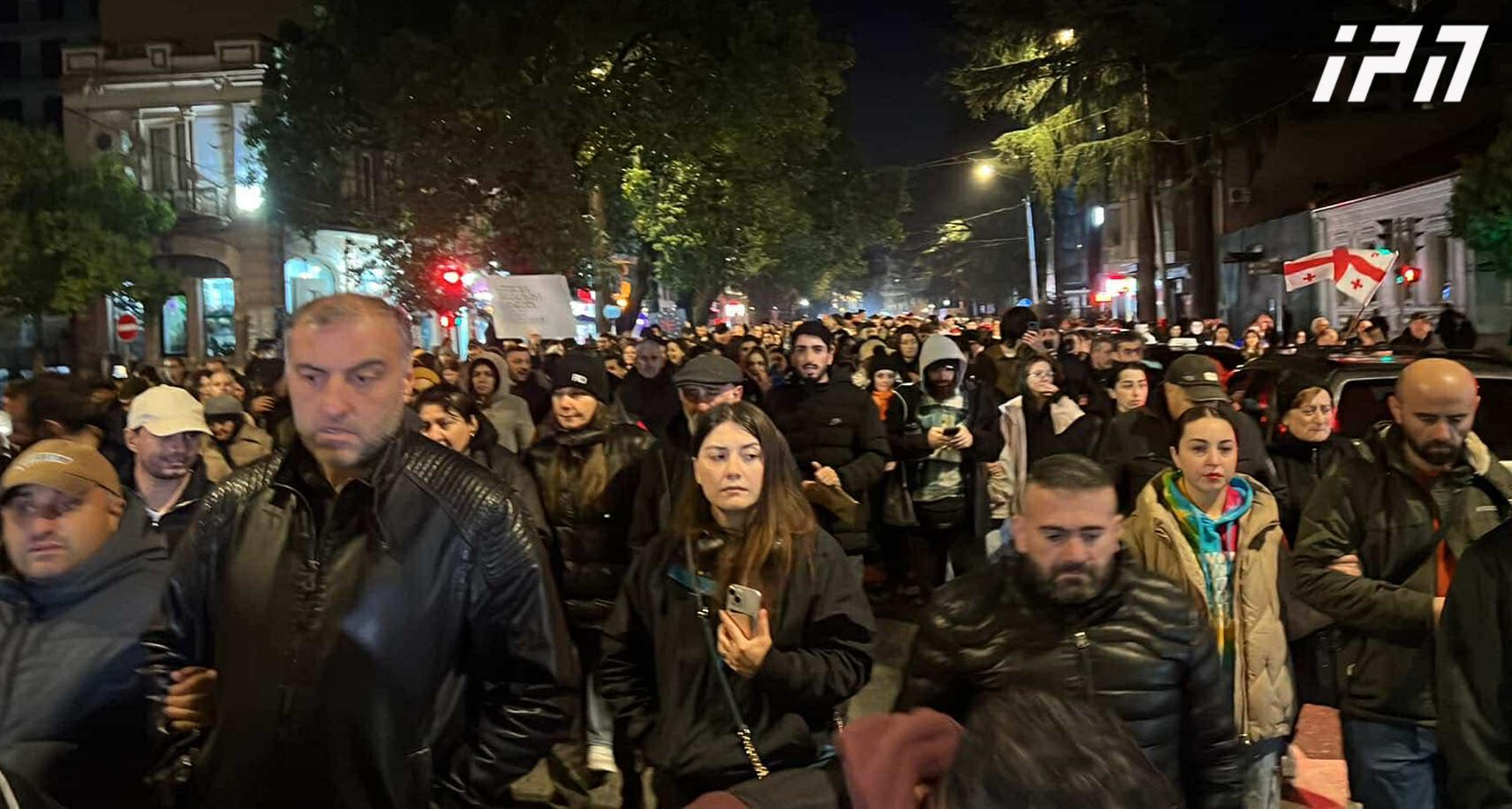 ბათუმში აქციის მონაწილეები საპროტესტო აქცია-მსვლელობას აწყობენ