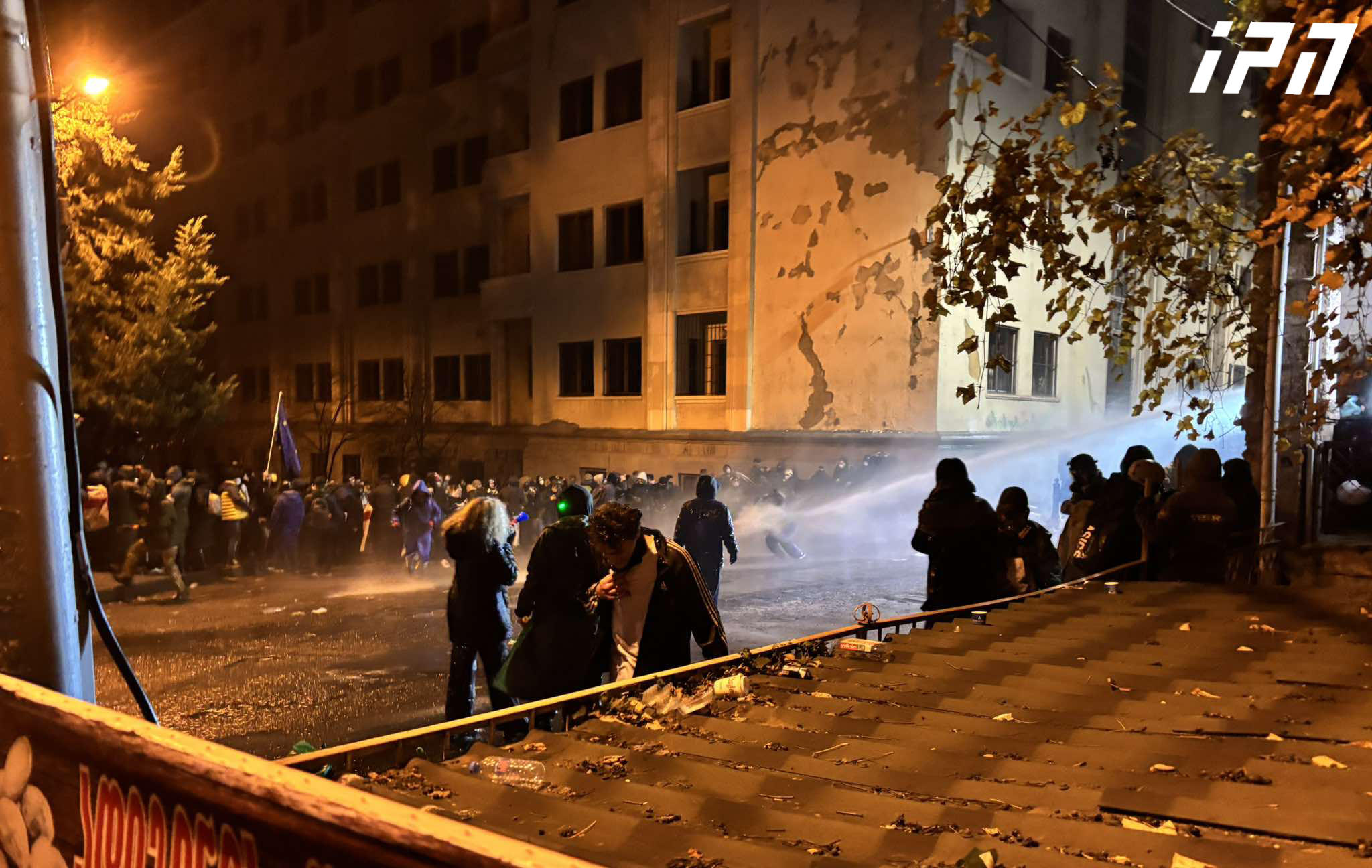 სამართალდამცველებმა აქციის მონაწილეების დაშლა პარლამენტის უკანა ტერიტორიაზეც დაიწყეს