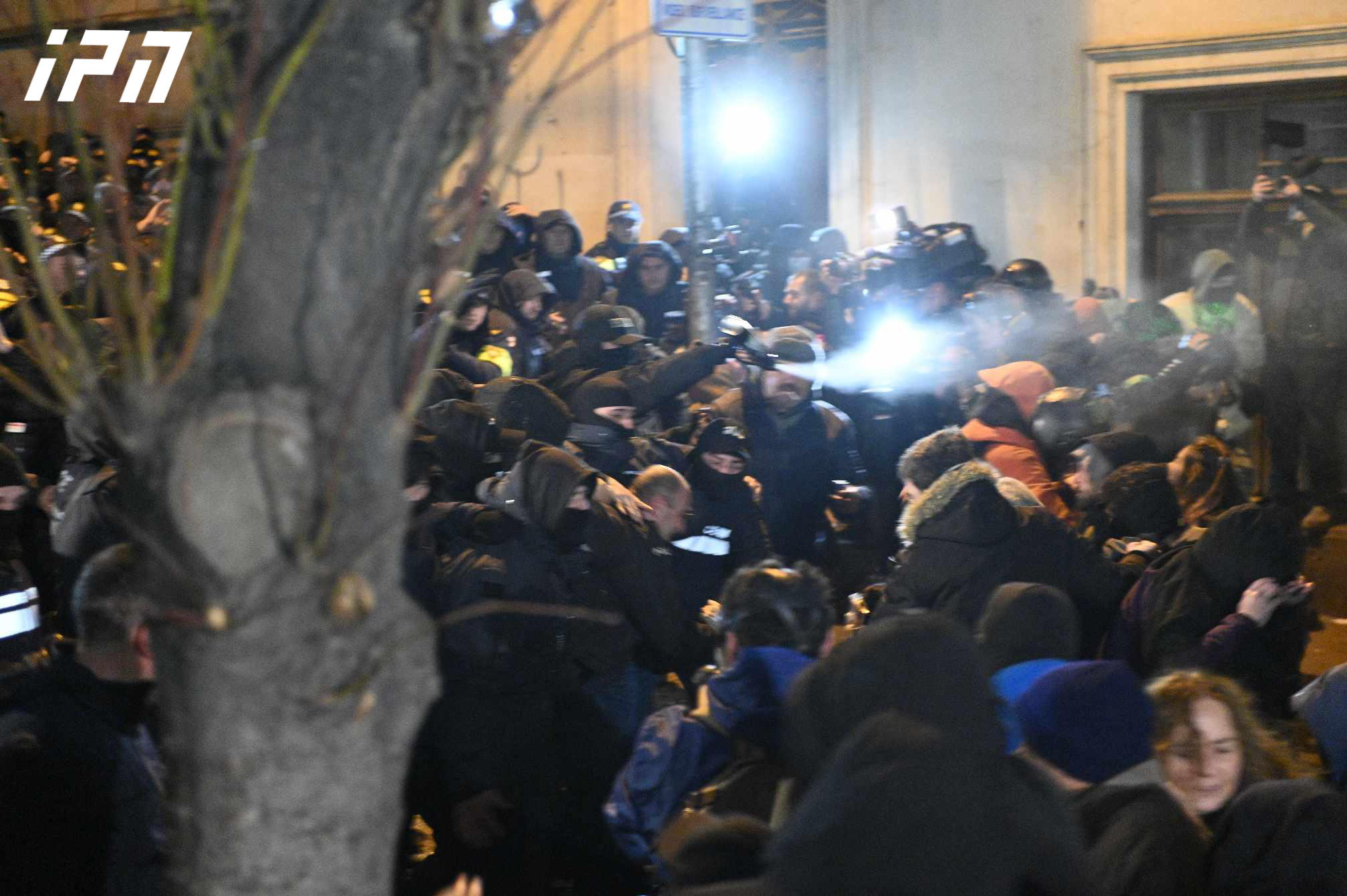 ჭიჭინაძის ქუჩაზე მომიტინგეები სამართალდამცველების მიმართულებით სხვადასხვა საგნებს ისროდნენ, სპეცრაზმი ე.წ. წიწაკის სპრეის იყენებდა