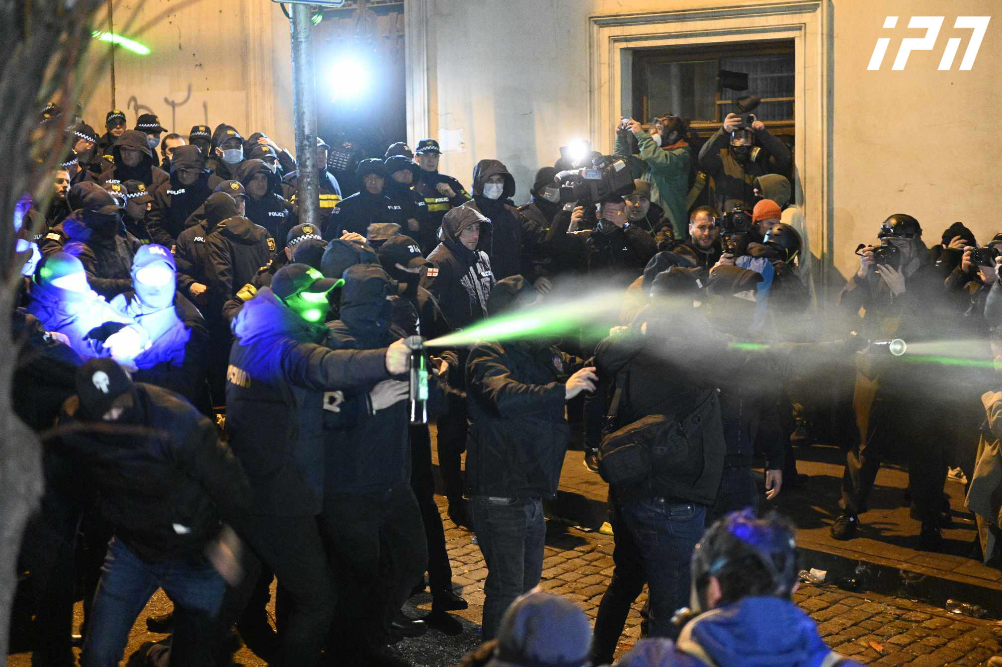 ჭიჭინაძის ქუჩაზე ვითარება კვლავ დაიძაბა - პოლიციამ აქციის მონაწილეების წინააღმდეგ რამდენჯერმე სპეციალური საშუალება გამოიყენა