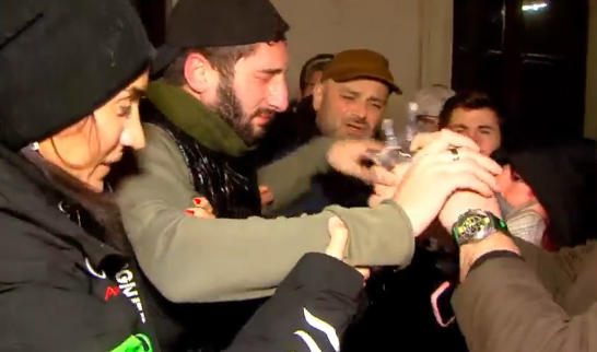 რუსთაველის გამზირზე, საპროტესტო აქციაზე „ტვ. პირველის“ ოპერატორი ნიკო კოკაია დაშავდა