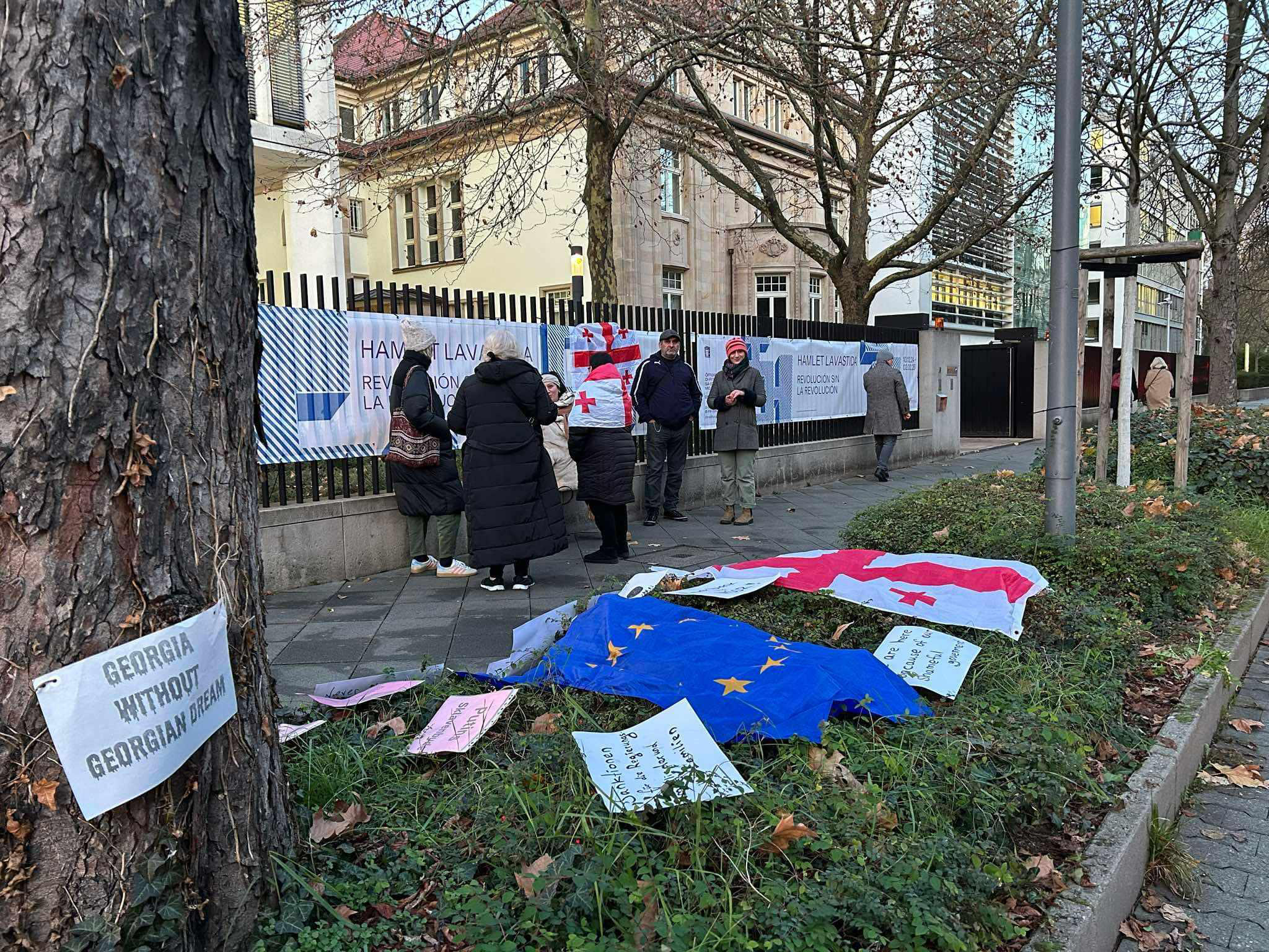 ფრანკფურტში, საქართველოს საკონსულოსთან აქცია იმართება