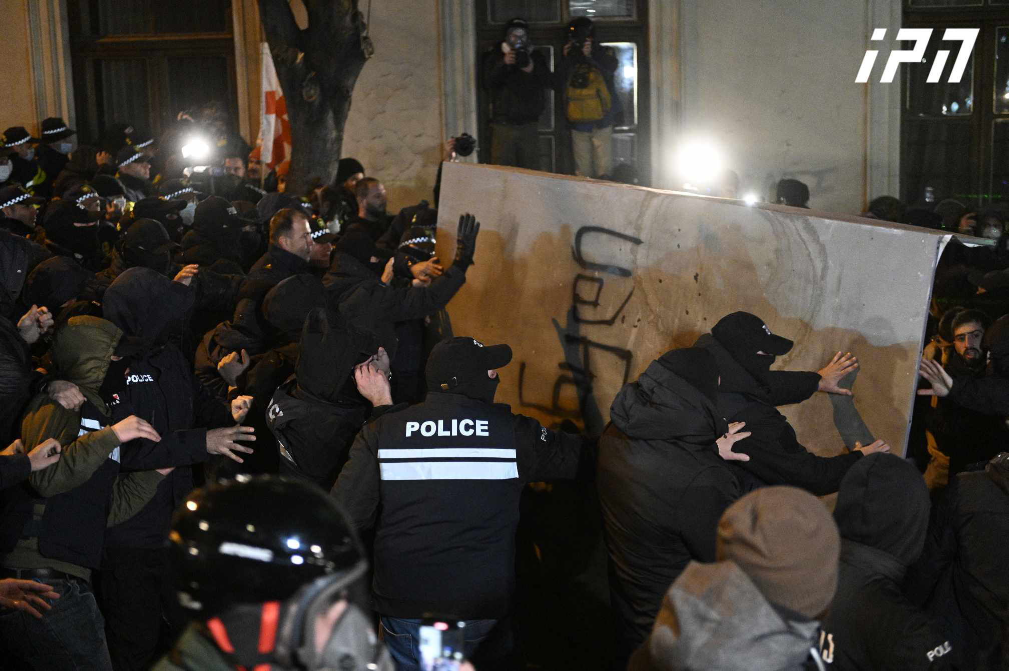 მომიტინგეებმა პარლამენტის შენობასთან არსებული რკინის ჯებირი მოხსნეს - პოლიციამ ე.წ. წიწაკის სპრეი კვლავ გამოიყენა