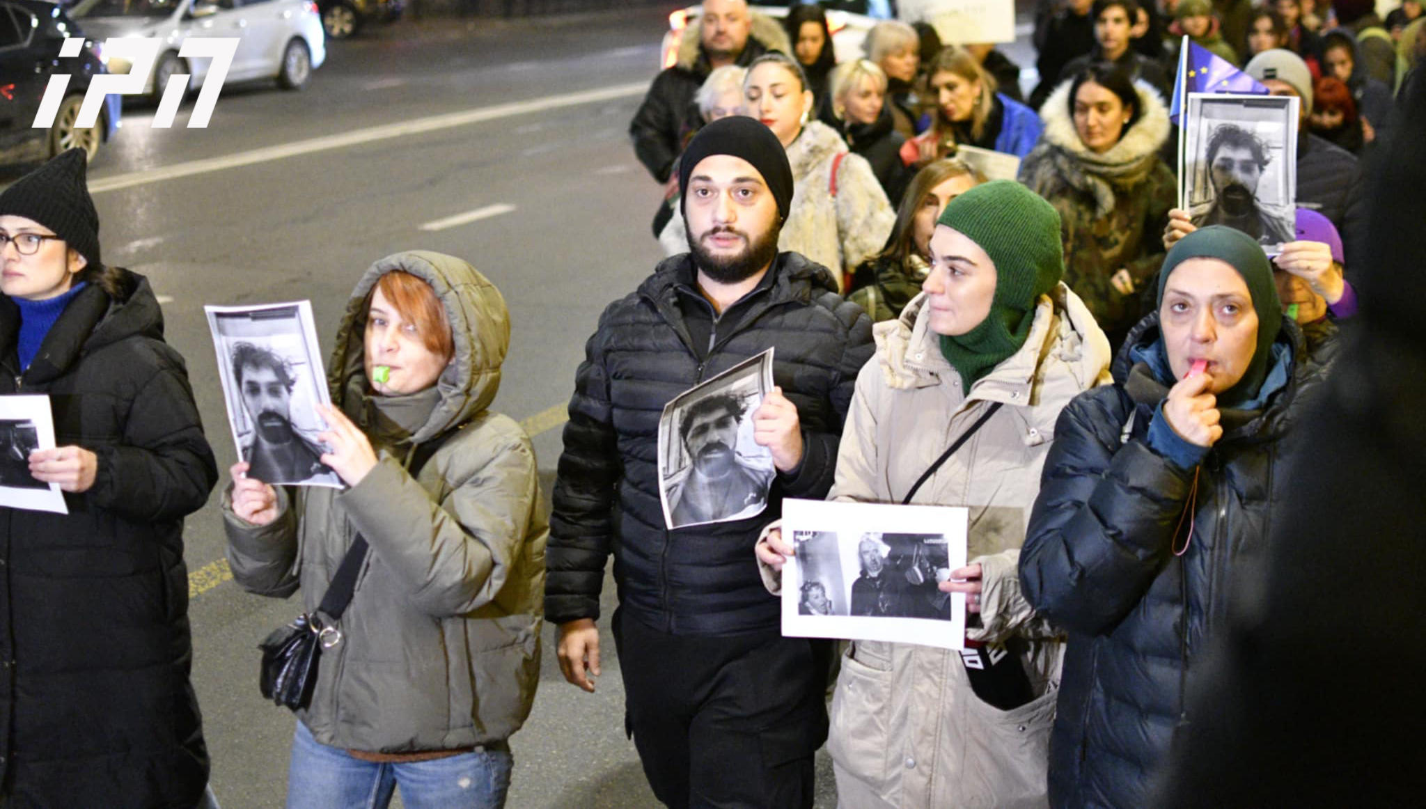 რესპუბლიკის მოედანთან ჟურნალისტებმა სოლიდარობის აქცია გამართეს - აქციის მონაწილეები ამ დროისთვის პარლამენტისკენ მსვლელობით მიდიან