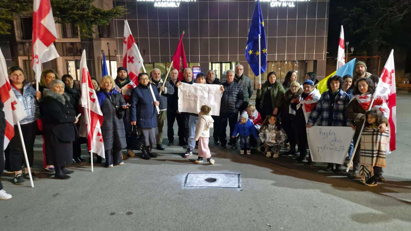 „ჩვენ გვინდა ევროპა, არ გვინდა რუსეთი“ - ამ მოთხოვნით ლაგოდეხის, თელავის და ახმეტის მერიებთან აქცია მიმდინარეობს