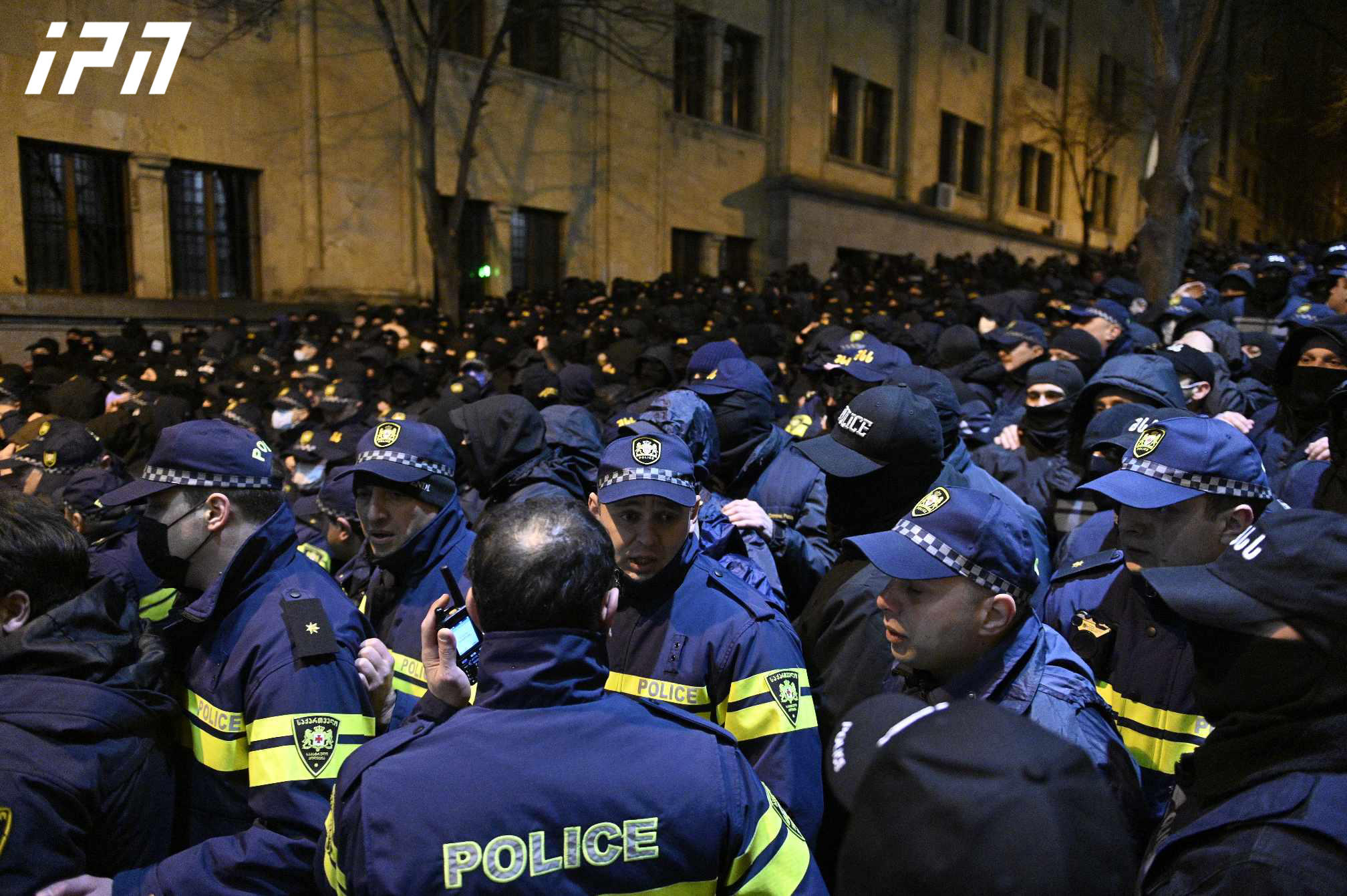 შსს - პარლამენტის მიმდებარე ტერიტორიაზე აქცია გასცდა შეკრებისა და მანიფესტაციის კანონით დადგენილ ნორმებს - პოლიციამ გამოიყენა სპეციალური საშუალება