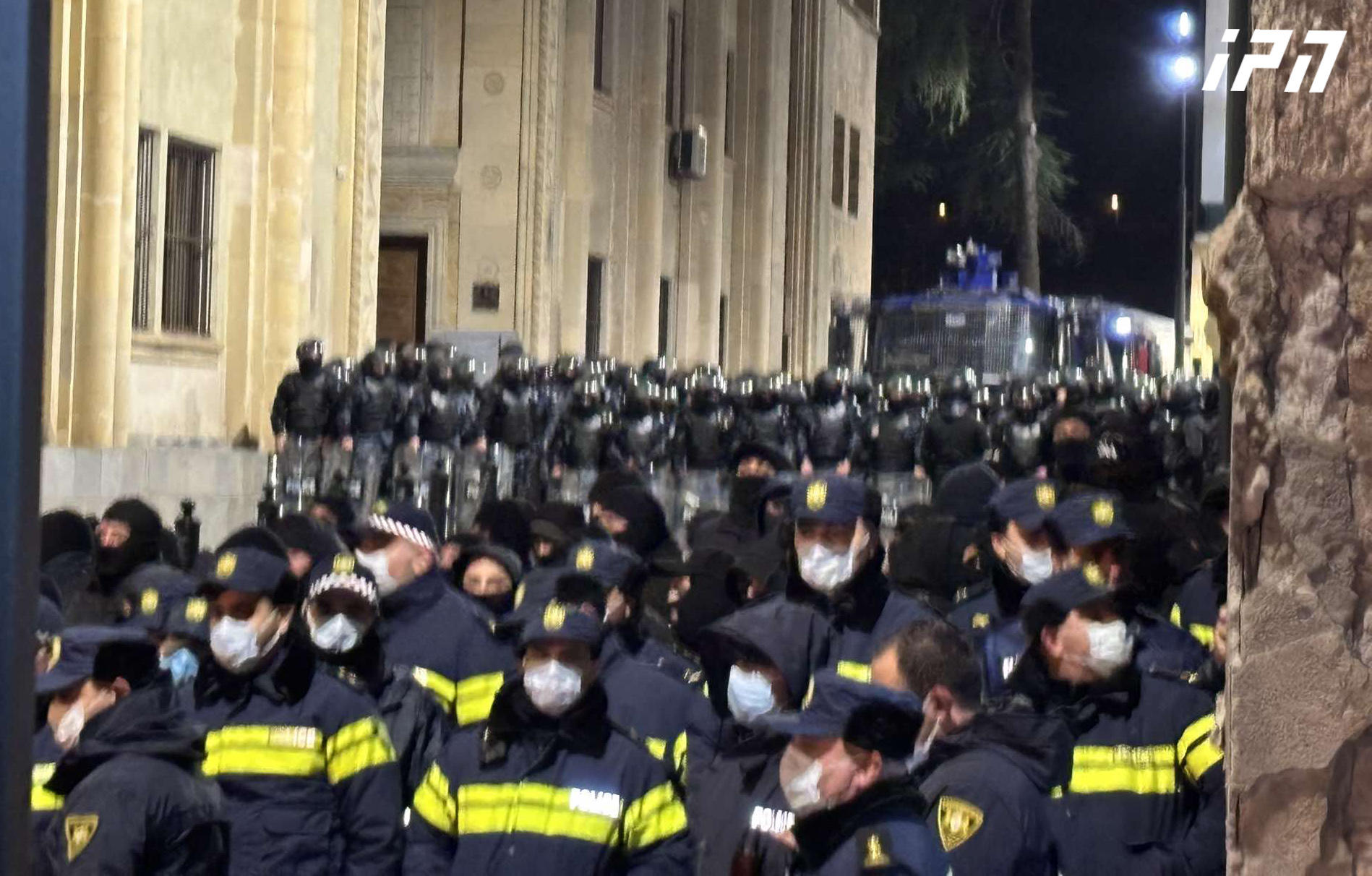 პარლამენტის უკანა შესასვლელთან სპეცრაზმია განლაგებული, სამართალდამცველები არიან მობილიზებული 9 აპრილის ქუჩაზეც