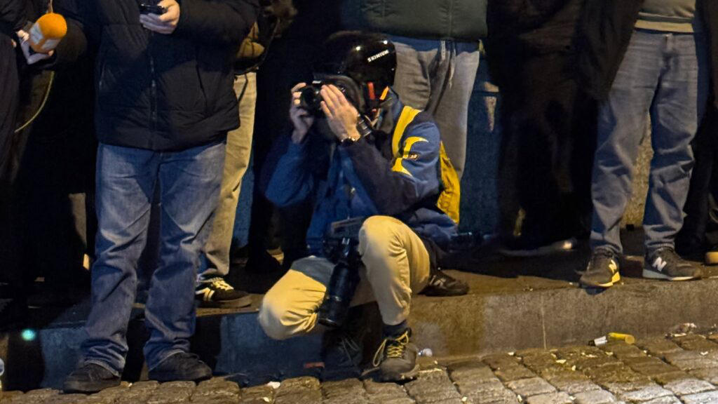 „პუბლიკას“ ინფორმაციით, საპროტესტო აქციაზე ჟურნალისტი, ალექსანდრე ქეშელაშვილი დააკავეს, რომელიც ნაცემია