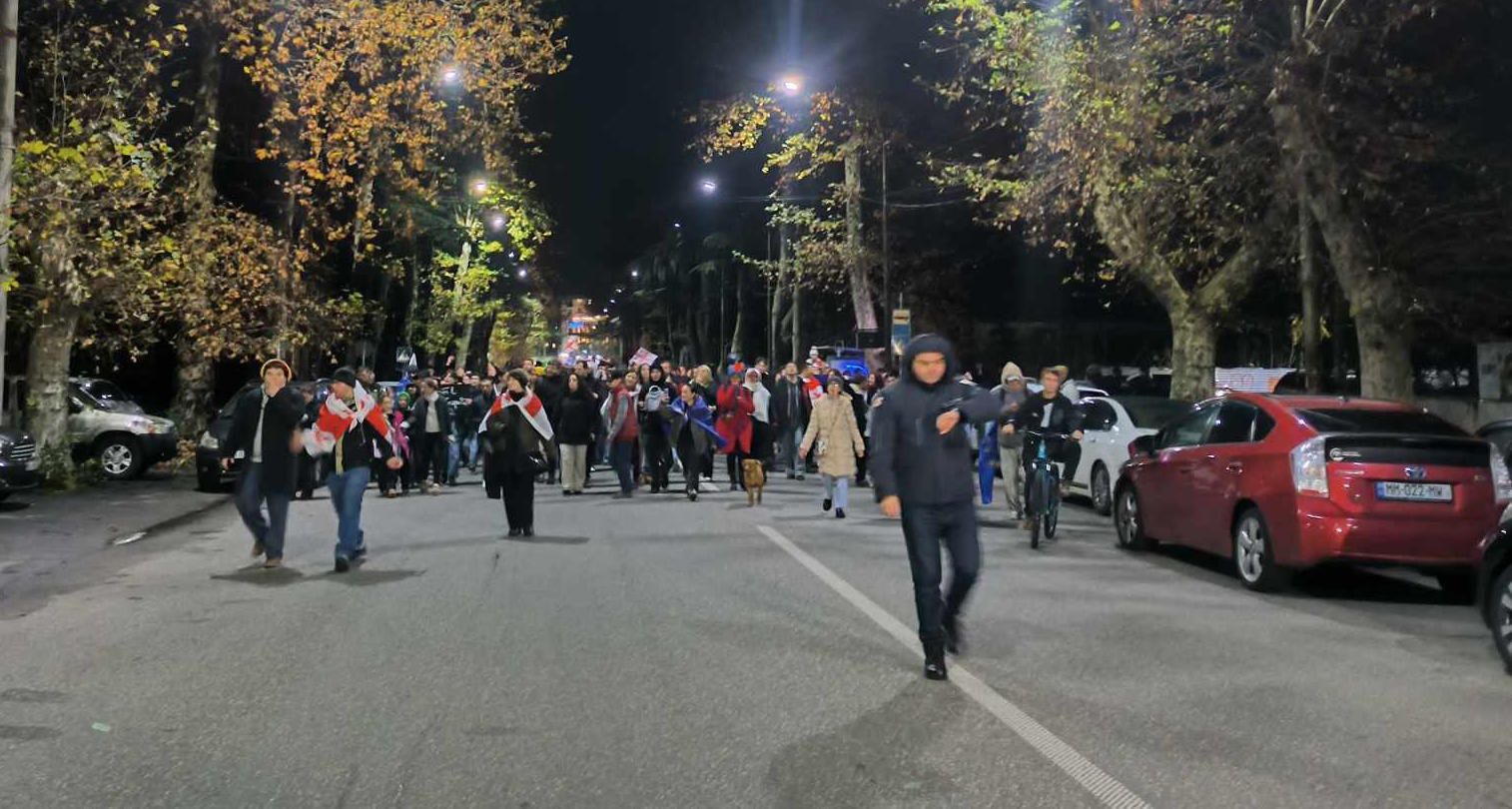 ქუთაისში საპროტესტო აქციის მონაწილეებმა იმერეთის სამხარეო პოლიციასთან გადაინაცვლეს