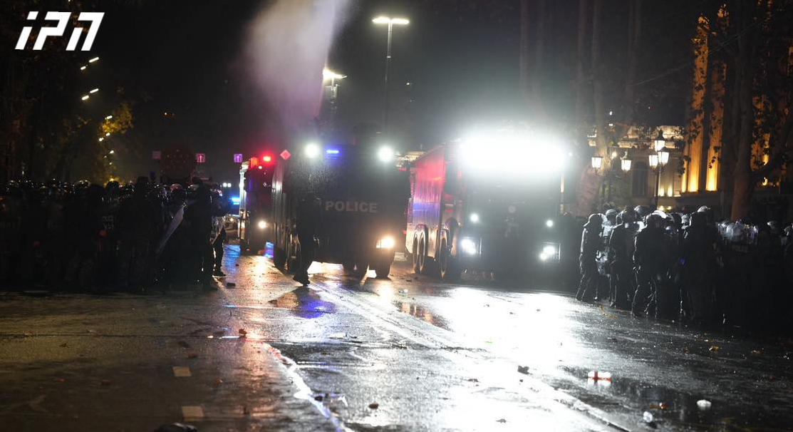 სპეცდანიშნულების რაზმის ნაწილი თავისუფლების მოედნის მიმდებარე ტერიტორიას ტოვებს - რუსთაველის გამზირზე კვლავ რჩებიან მომიტინგეები