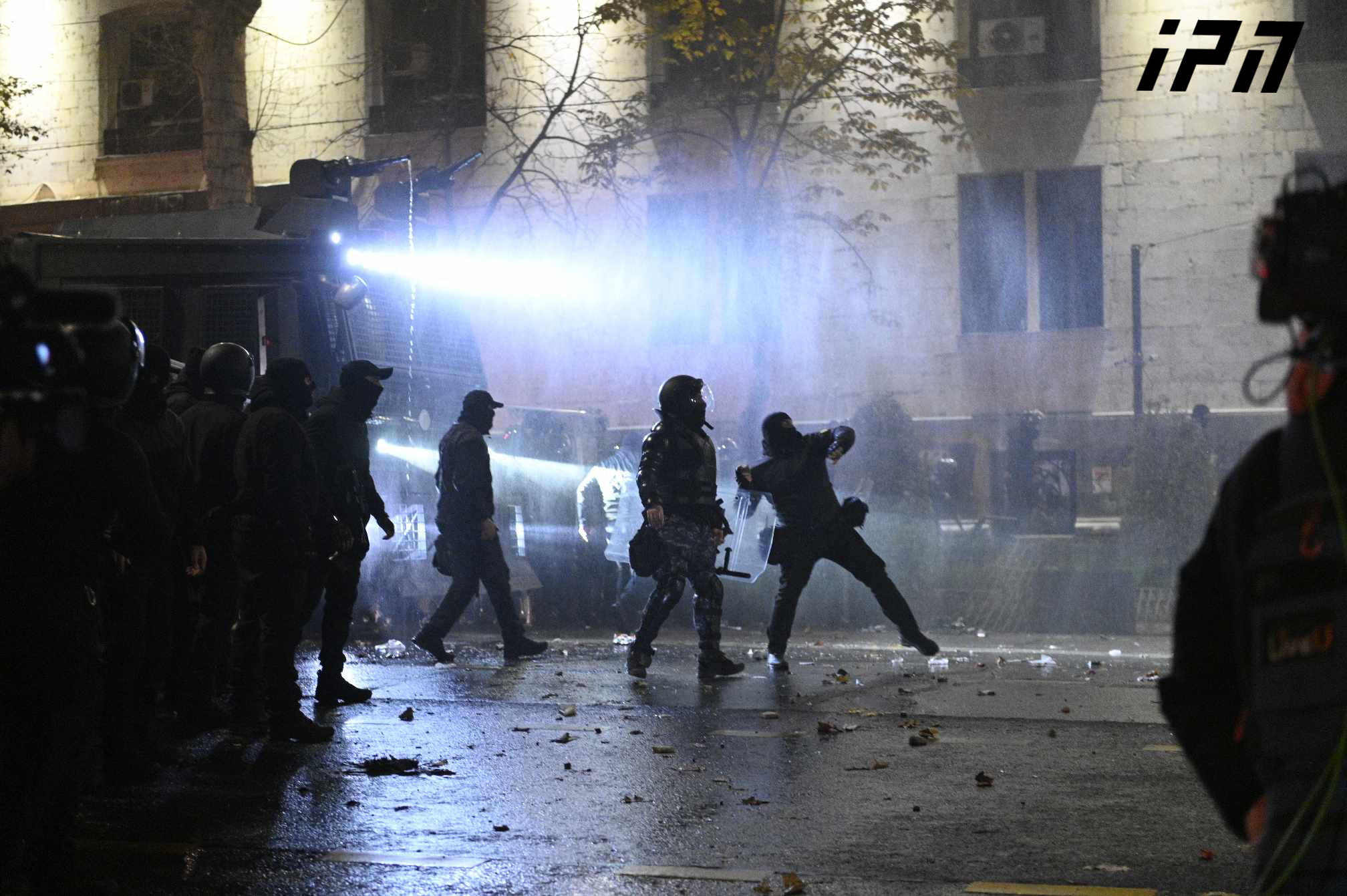 რუსთაველის გამზირზე პერიოდულად კვლავ იყენებენ წყლის ჭავლს -  პარალელურად საპოლიციო ძალები მომიტინგეებს აკავებენ