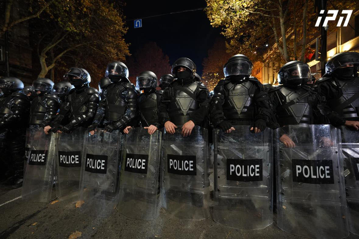 სპეცრაზმი პარლამენტის ტერიტორიიდან ოპერის მიმართულებით დაიძრა - მომიტინგეების მიმართ ისმის გაფრთხილება - "დაიშალეთ!"