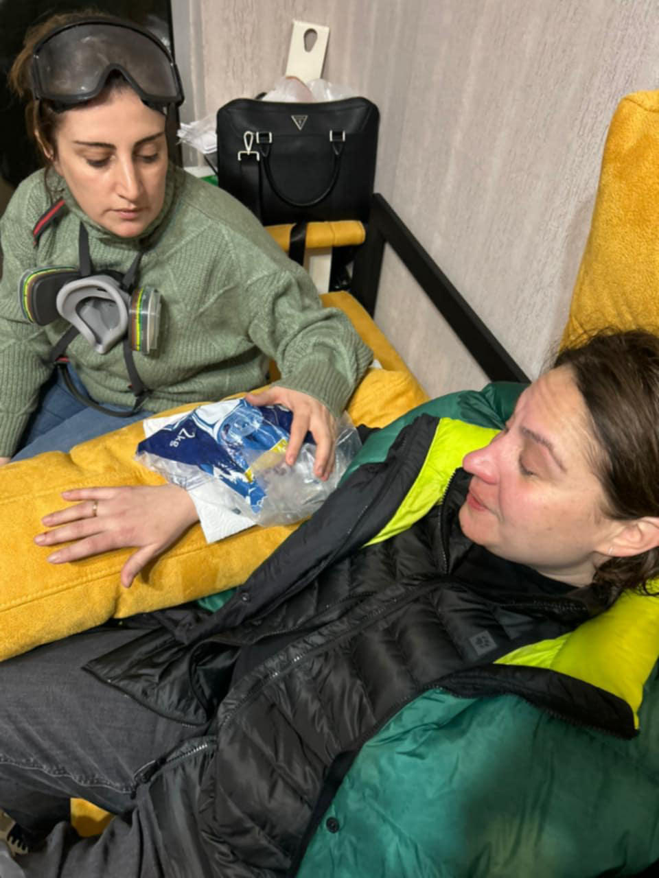 „კოალიცია ცვლილებისთვის” ინფორმაციით, ნანა მალაშხიას ცხვირი აქვს გატეხილი, ელენე ხოშტარიას კი, სავარაუდოდ, ხელი