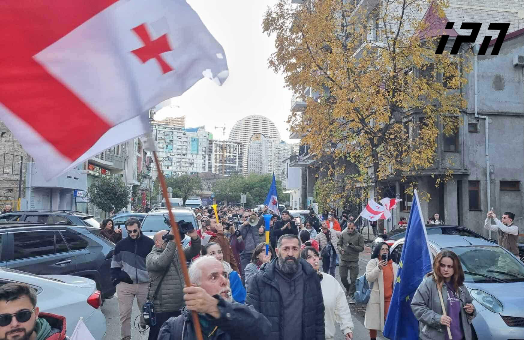 ბათუმში, გორგილაძის ქუჩაზე საკონსტიტუციო სასამართლოს თავმჯდომარის, მერაბ ტურავას საცხოვრებელ სახლთან საპროტესტო აქციის მონაწილეები მივიდნენ