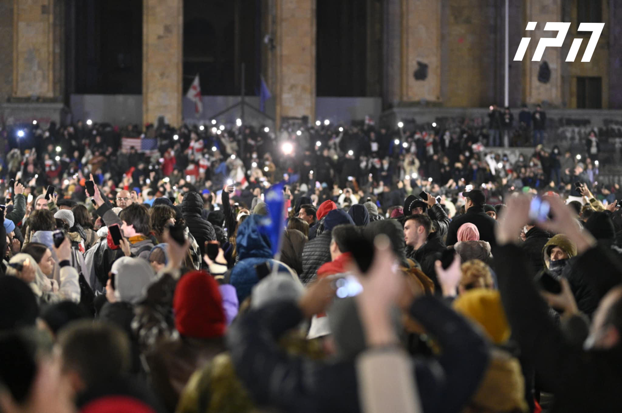 შსს - აქციაზე მყოფი პირების ნაწილის ქმედებები, აქციის დაწყებიდან მალევე, ძალადობრივი გახდა - მათ დააზიანეს პარლამენტის შენობის ჯებირები, ქვების და სხვა საგნების გამოყენებით ჩაამსხვრიეს ფასადზე არსებული ათამდე ფანჯრის შუშები