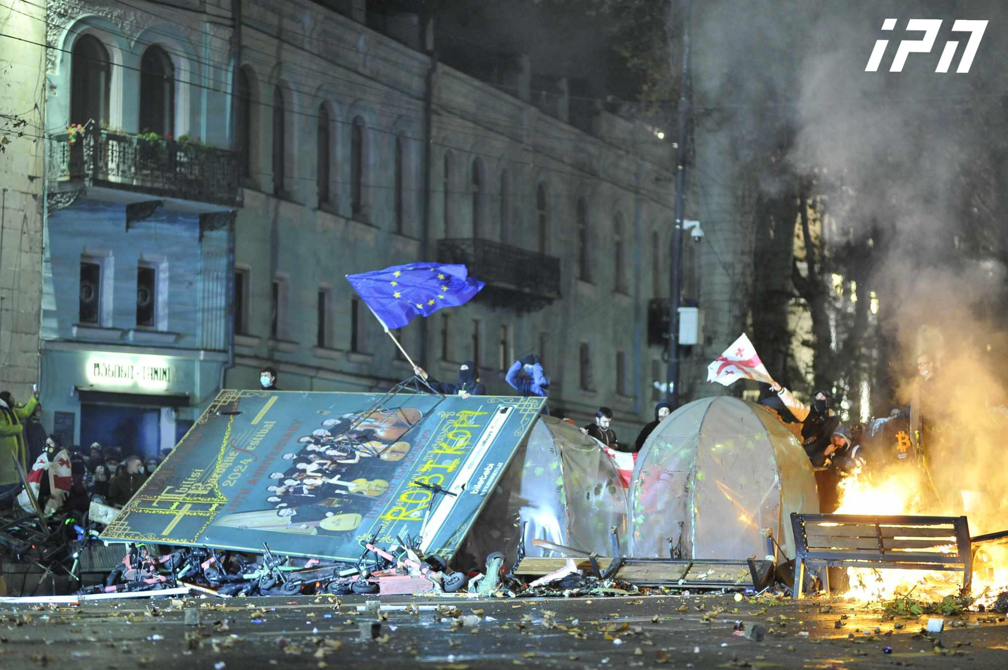 რუსთაველის გამზირზე დაახლოებით ორი საათია მდგომარეობა უცვლელია - დემონსტრანტების მიერ აგებული ბარიკადების ერთ მხარეს მომიტინგეები დგანან, მეორეს მხარეს კი სპეცრაზმია განლაგებული