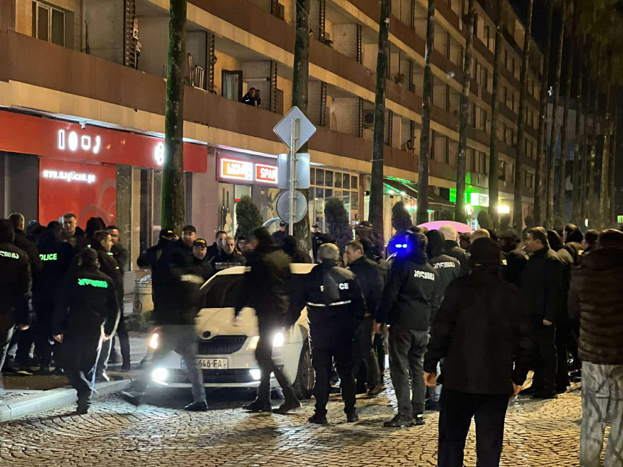 ბათუმში რუსთაველის ქუჩა, რომელიც აქციის მონაწილეებს გადაკეტილი ჰქონდათ, სამართალდამცავებმა გაათავისუფლეს