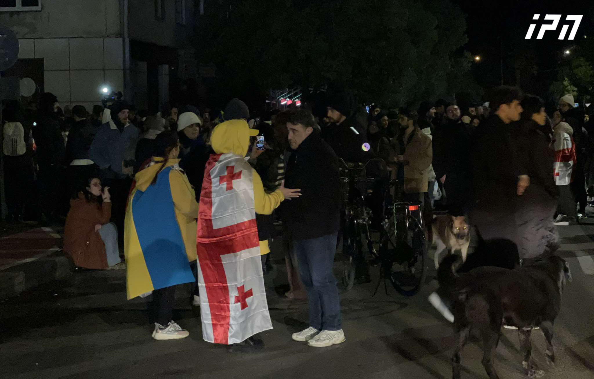 არსებული ინფორმაციით, ბათუმში საპროტესტო აქციაზე დაკავებული 8 პირიდან ერთი, არასრულწლოვანი ხელწერილის საფუძველზე გათავისუფლდა