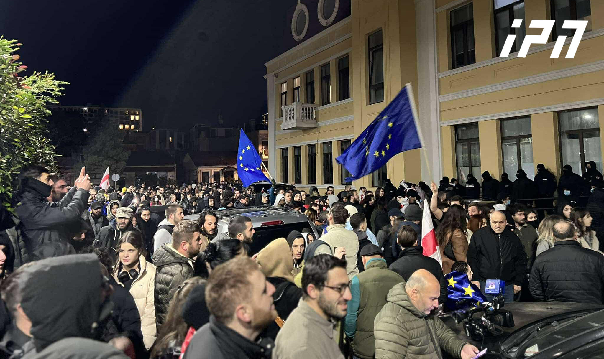 ბათუმში, საპროტესტო აქციის მონაწილეები მსვლელობით აჭარის უმაღლესი საბჭოს შენობასთან მივიდნენ - ისმის შეძახილები: "წადი"