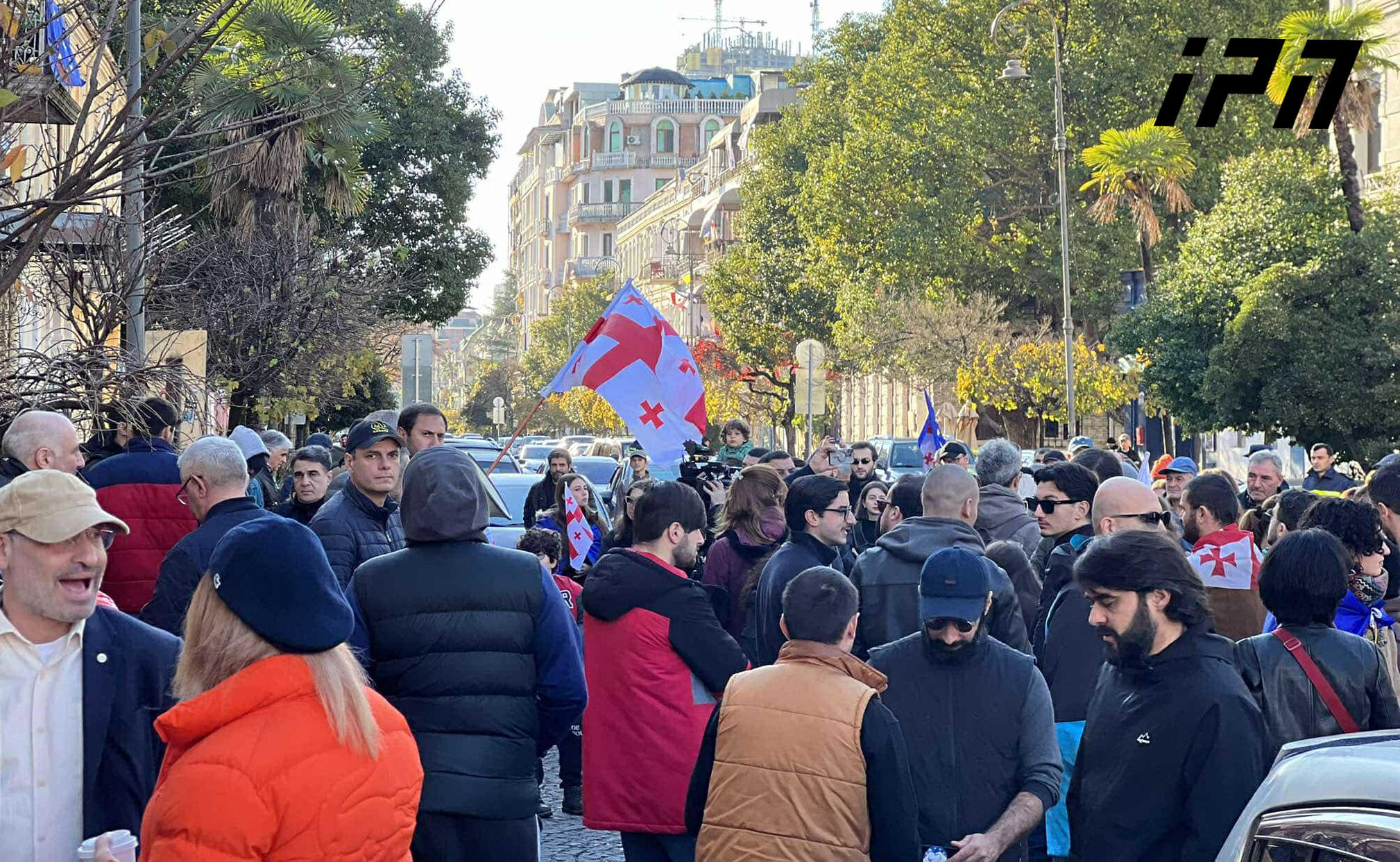 ბათუმში მოქალაქეები აჭარის ტელევიზიისა და რადიოს შენობასთან, პირდაპირი ეთერის დათმობის მოთხოვნით, აქციას მართავენ