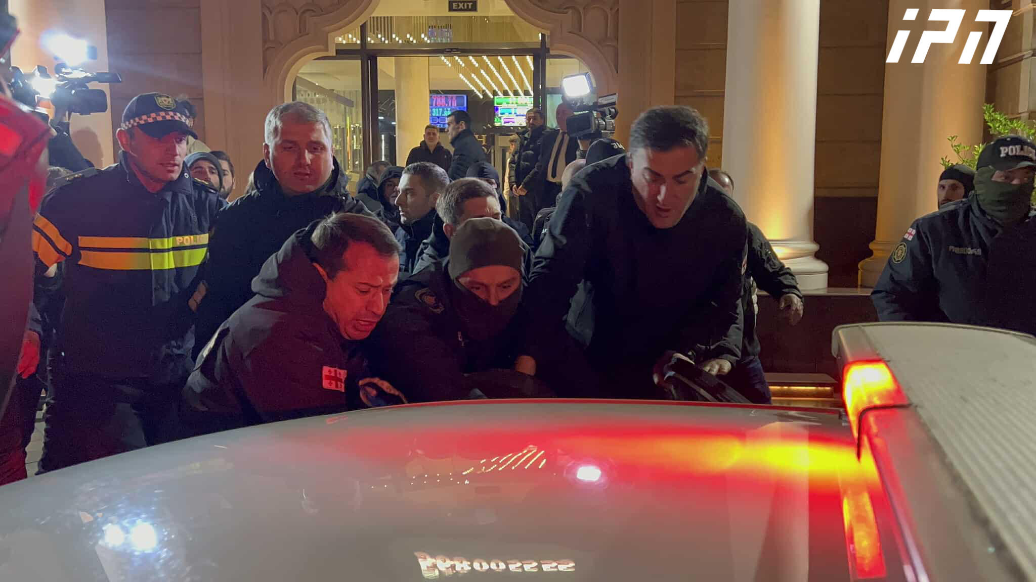 აჭარის მთავრობის სახლთან სამართალდამცავებსა და აქციის მონაწილეებს შორის ფიზიკური დაპირისპირებაა