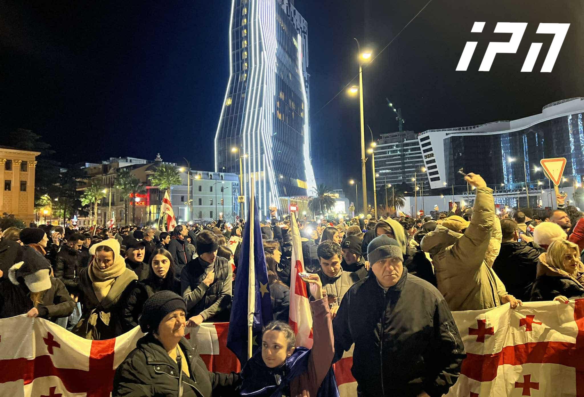 ბათუმში, საპროტესტო აქციის მონაწილეები აჭარის მთავრობის სახლიდან რუსთაველის ქუჩაზე მსვლელობას აწყობენ