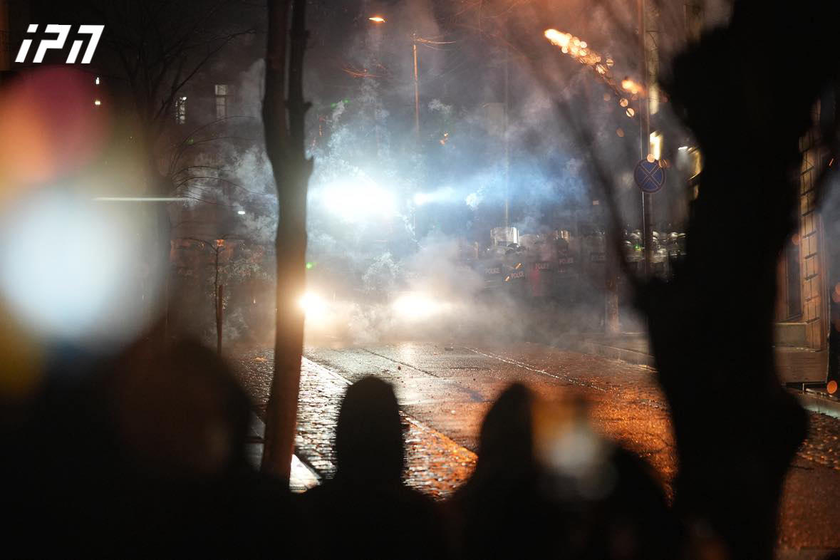 რუსთაველის გამზირზე მომიტინგეების წინააღმდეგ წყლის ჭავლს იყენებენ - პარლამენტის მიმდებარე ქუჩები და წინა ტერიტორია დემონსტრანტებისგან უკვე გაათავისუფლეს