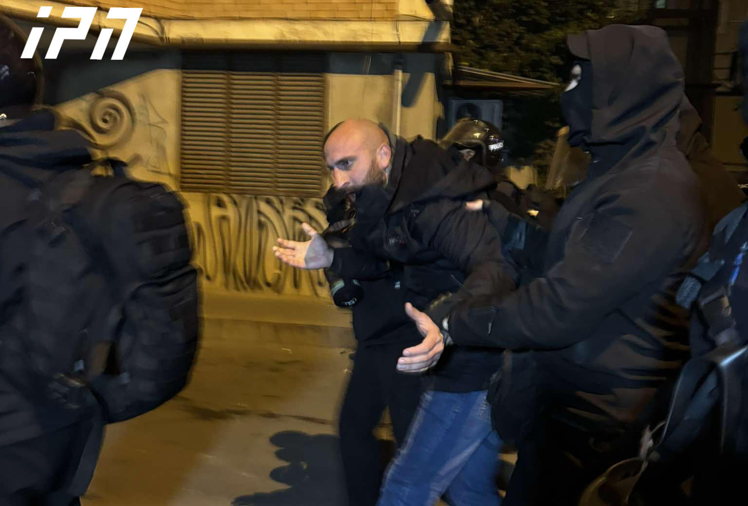 პარლამენტის მიმდებარედ, შევჩენკოს ქუჩაზე კვლავ აკავებენ მომიტინგეებს