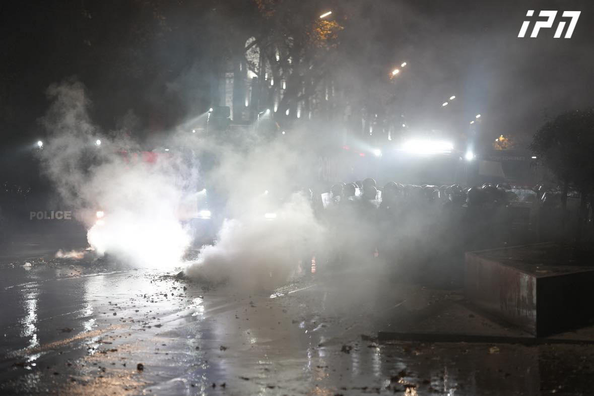 რუსთაველის გამზირზე ათობით პირი დააკავეს - მთელს პერიმეტრზე გაუშვეს ცრემლსადენი გაზი