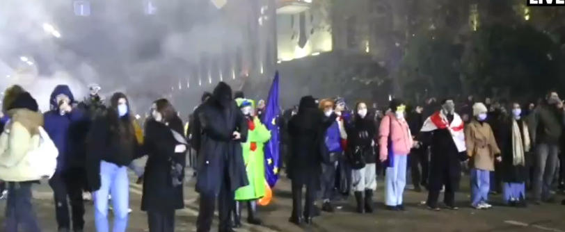 აქციის მონაწილეებმა ერთმანეთს ხელები ჩაჰკიდეს და სპეცრაზმელების წინ ცოცხალი ჯაჭვი შეკრეს
