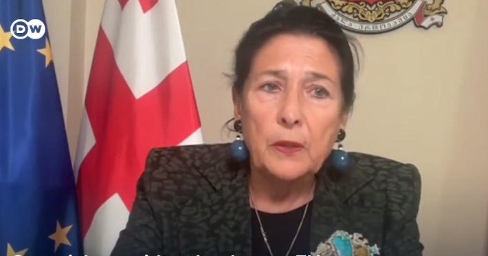 პრეზიდენტი DW-ს ეთერში - ეს არის მასიური ეროვნული პროტესტი ძალაუფლების უზურპაციისა და საქართველოს რუსეთისკენ მითრევის მცდელობის წინააღმდეგ - რუსული სისტემა ფეხს იდგამს საქართველოში და მოსახლეობა ამას მასობრივად აპროტესტებს