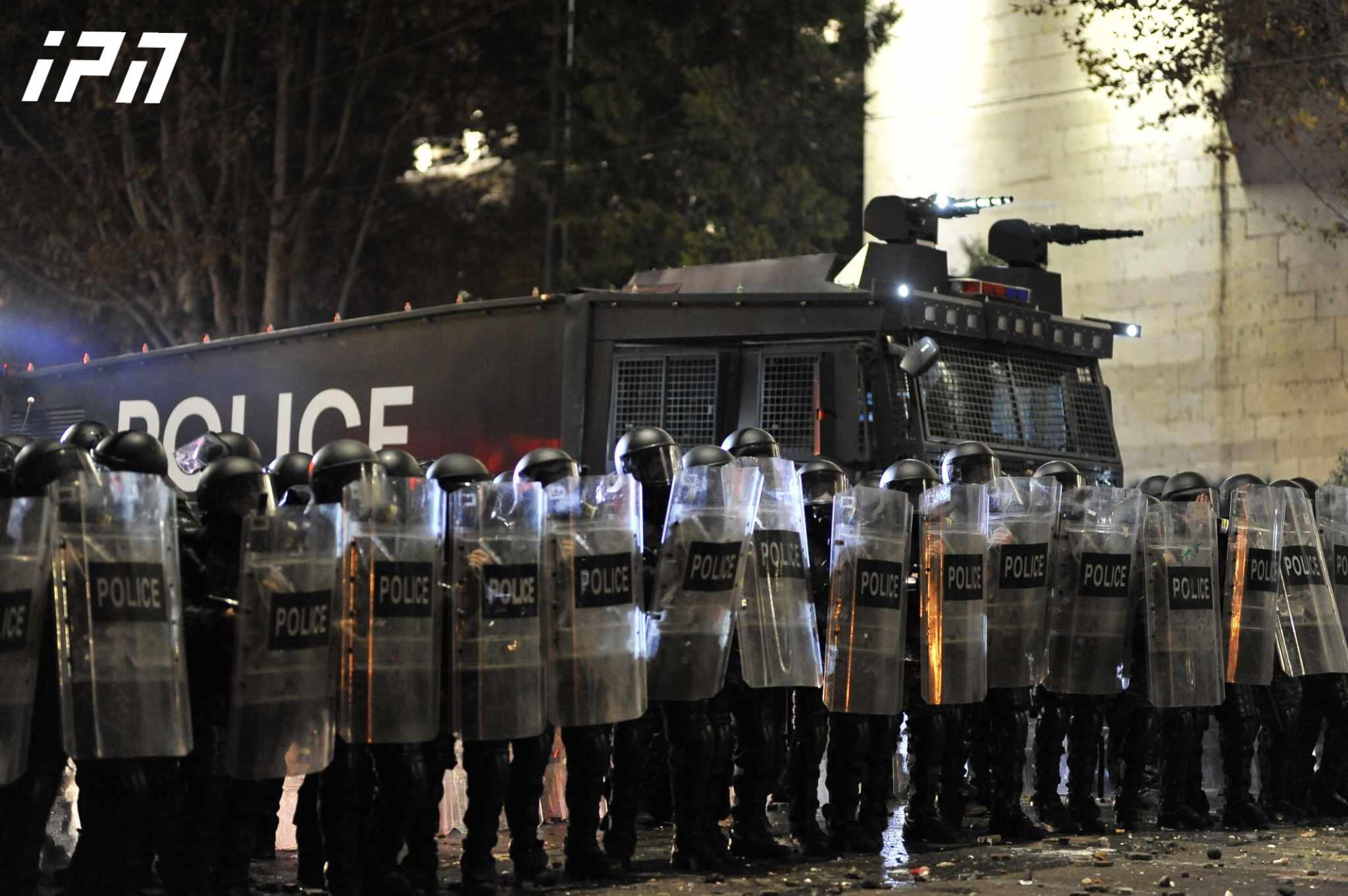 ჩიტაძის ქუჩაზე პოლიცია სპეცრაზმმა ჩაანაცვლა - მომიტინგეებს აფრთხილებენ, დაიშალონ