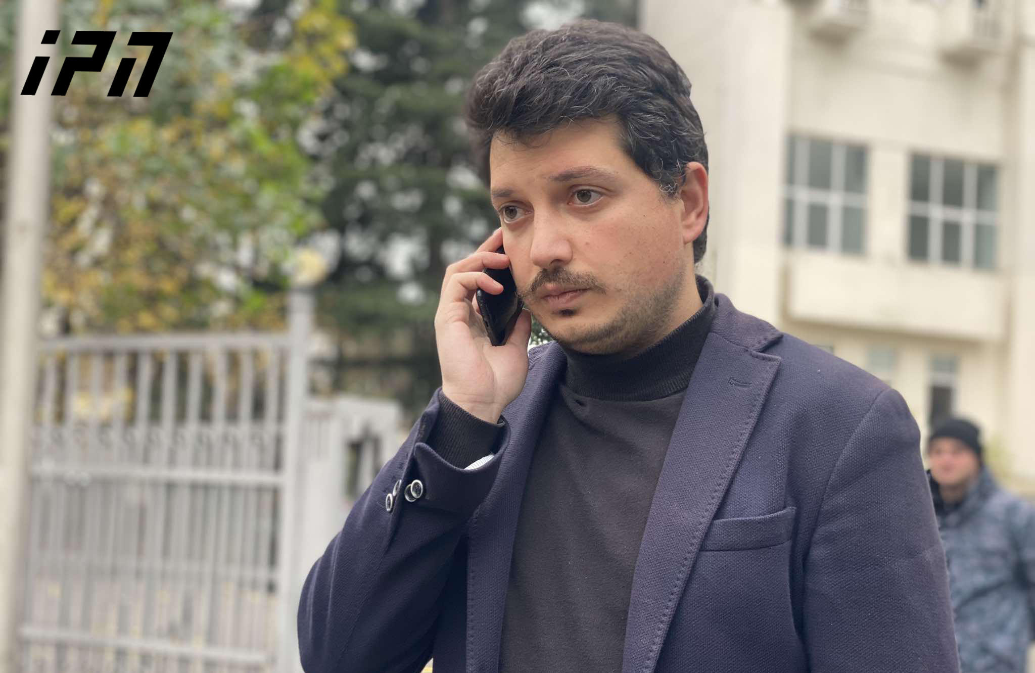ადვოკატის ინფორმაციით, რესტორან „ბაბილოსთან“ მიმდინარე აქციაზე დაკავებული შაკო მაღრაძე აცხადებს, რომ ის საპატრულო პოლიციის უფროსის მოადგილემ ძალადობრივი მეთოდებით დააკავა