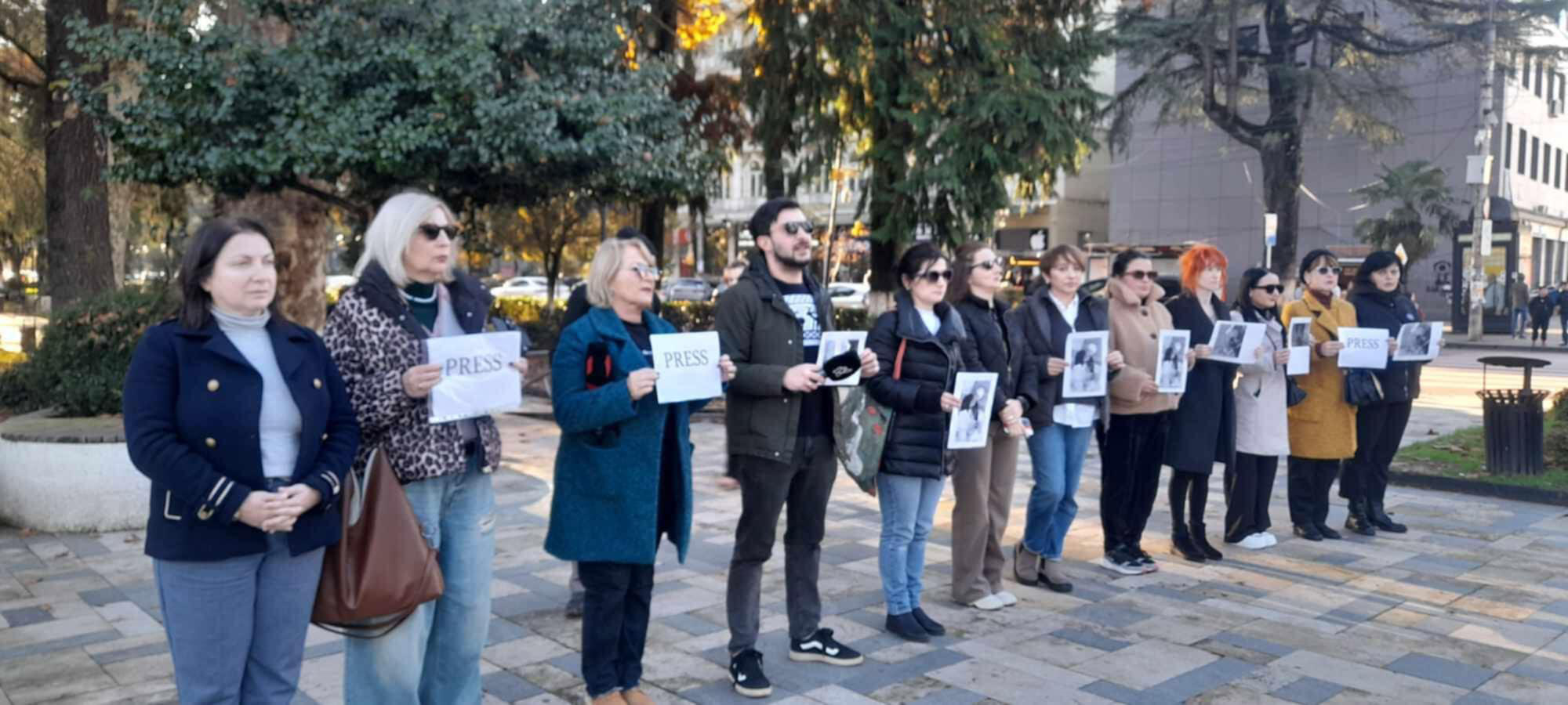 „სოლიდარობა კოლეგებს, არა ძალადობას“ - ამ მოწოდებით ზუგდიდში,  სამეგრელო-ზემო სვანეთში მომუშავე ჟურნალისტებმა საპროტესტო აქცია გამართეს