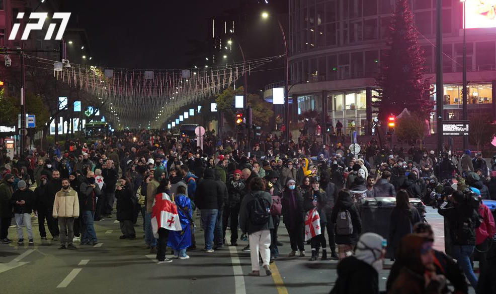 რუსთაველის მეტროს მიმდებარე ტერიტორიიდან აქციის მონაწილეებმა მელიქიშვილის გამზირზე გადაინაცვლეს