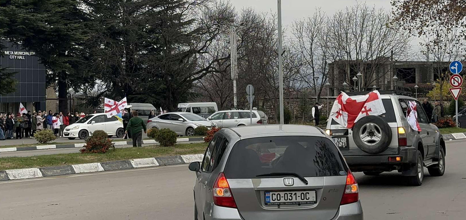 ახმეტაში ხელახალი არჩევნების მოთხოვნით ავტომობილებით მსვლელობა გაიმართა