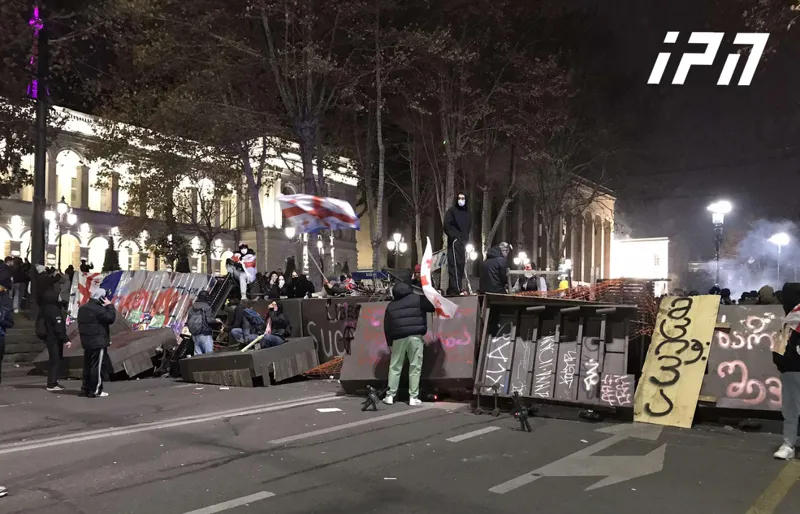Participants of the ongoing protest near the parliament set up barricades in several places