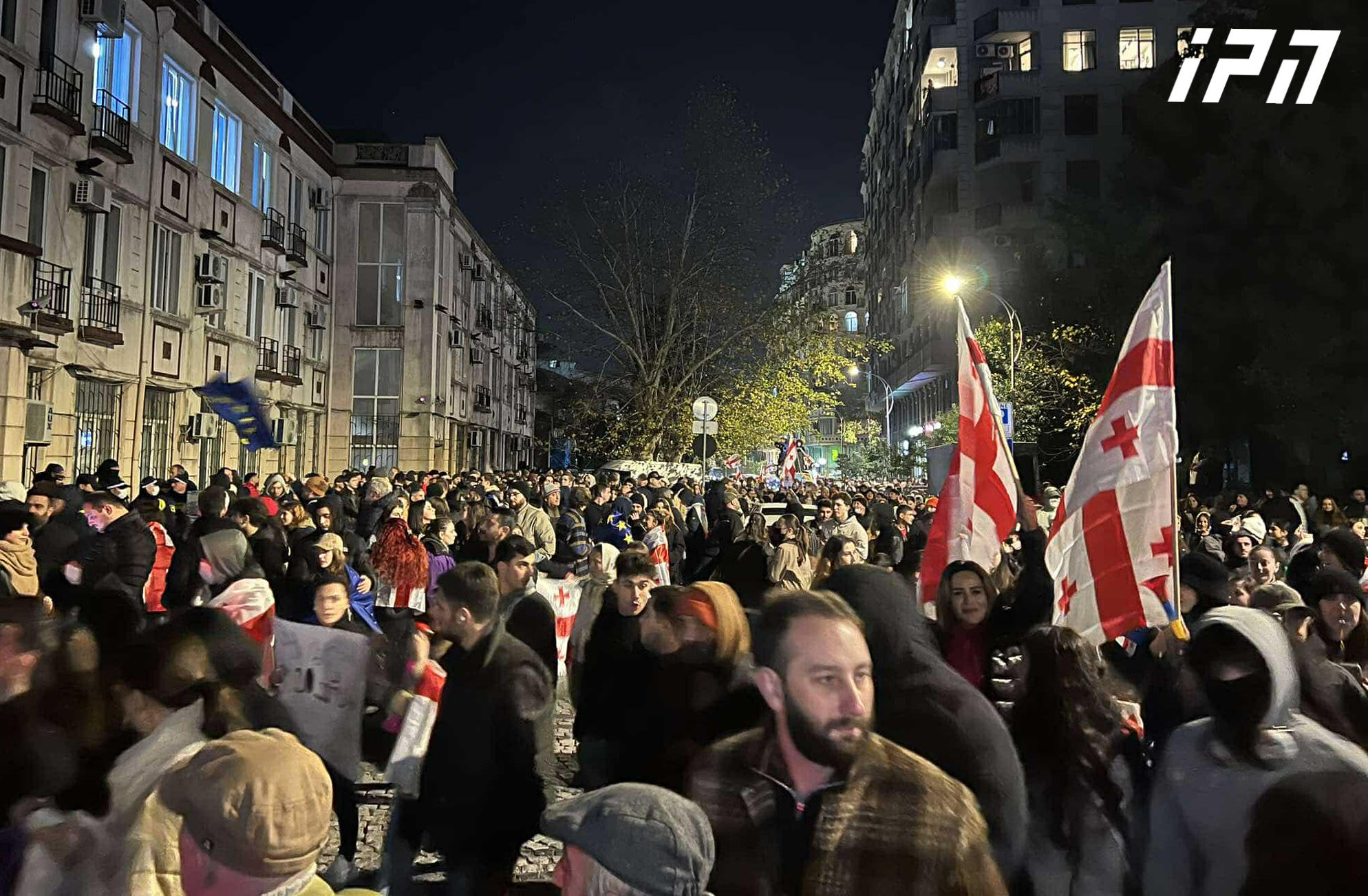 აქციის მონაწილეები ბათუმის საქალაქო სასამართლოსთან დაკავებულების გათავისუფლებას ითხოვენ