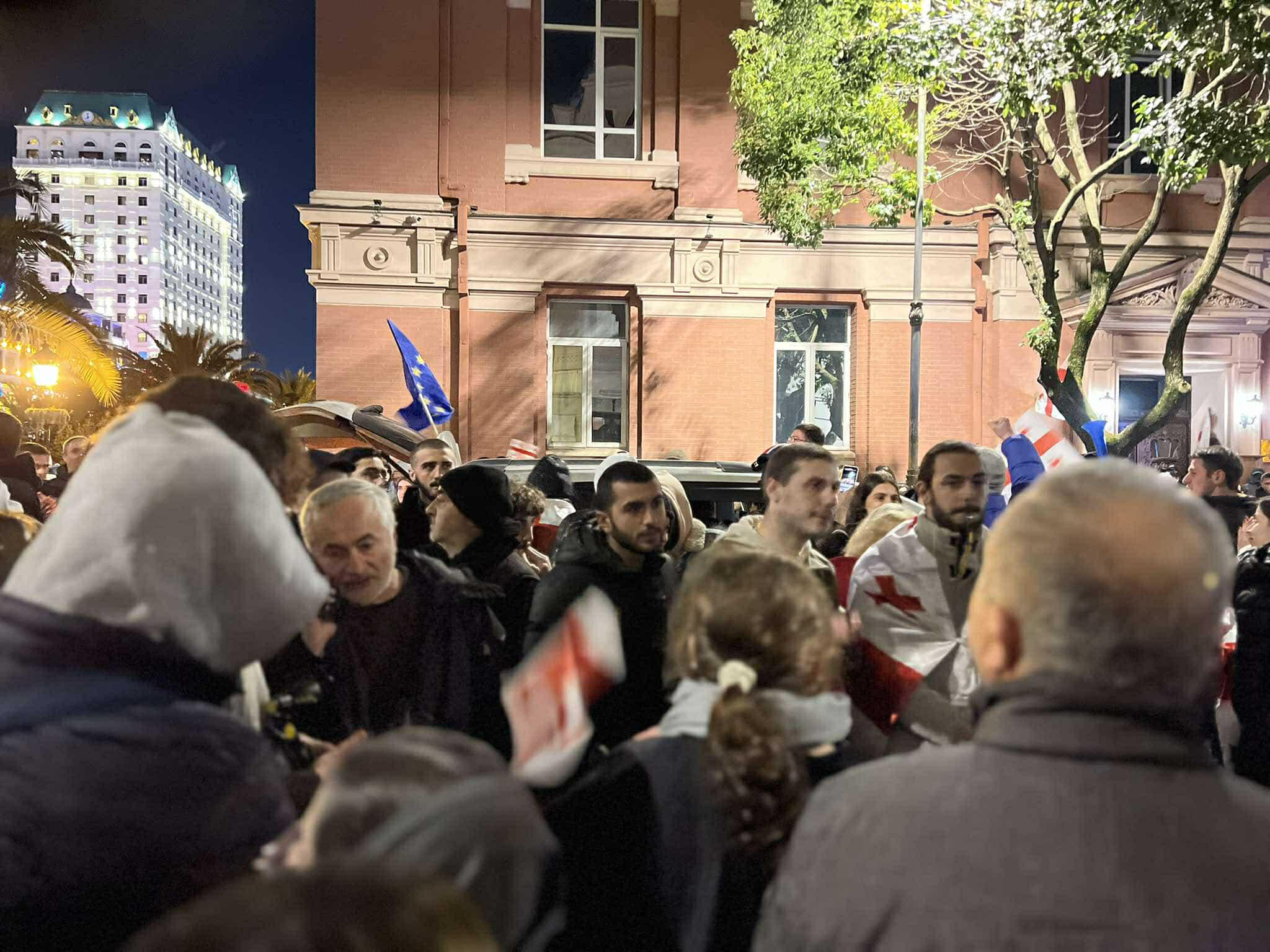 ბათუმში საპროტესტო აქციის მონაწილეები მთავრობის სახლთან მივიდნენ - ისმის შეძახილები: „მონები“