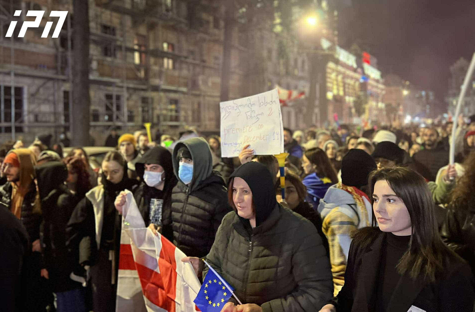 ბათუმში მომიტინგეები საქალაქო სასამართლოს შენობისკენ მიემართებიან, სადაც აქციებზე დაკავებულთა სასამართლო პროცესი მიმდინარეობს