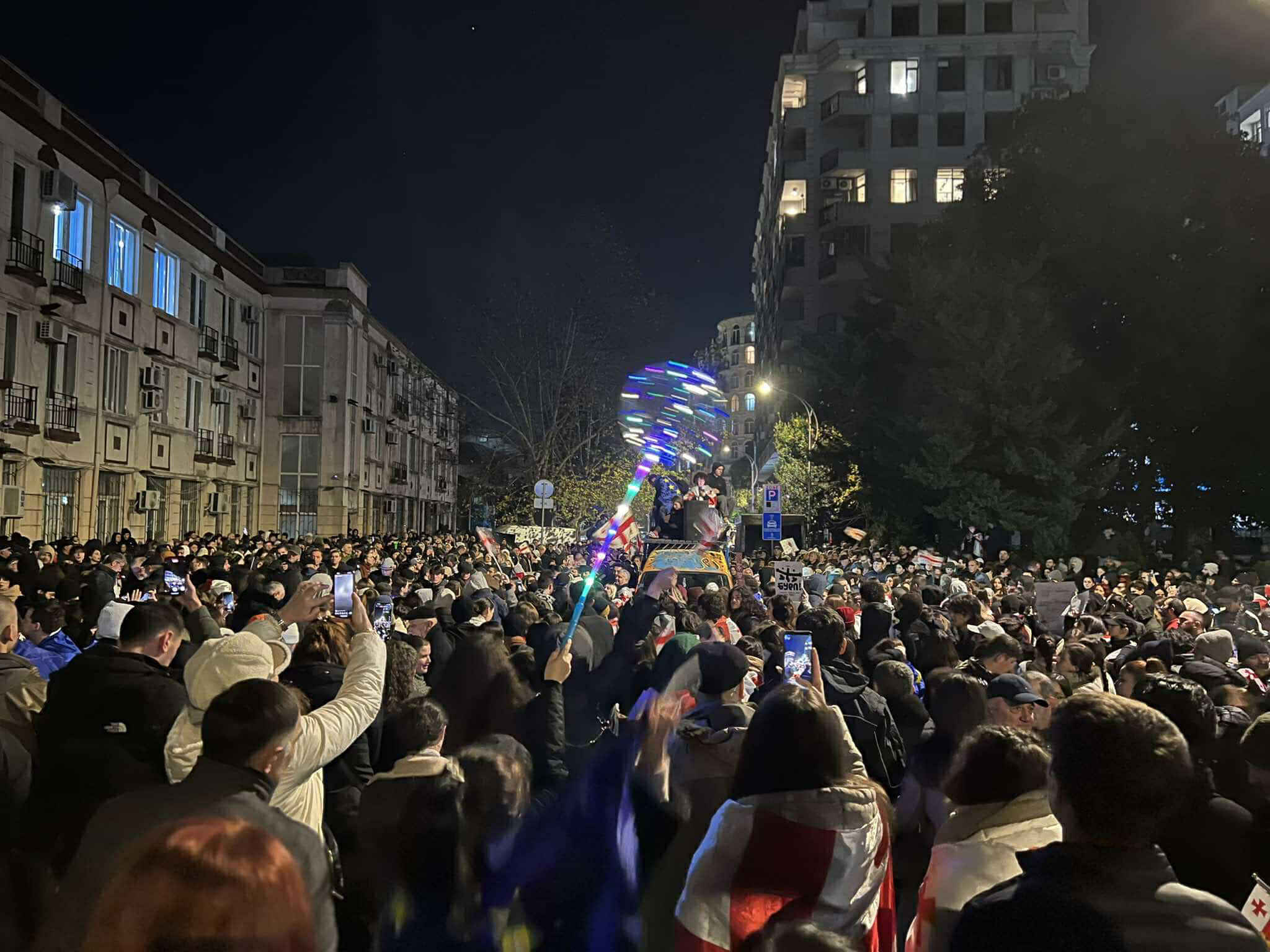 მომიტინგეების ინფორმაციით, ბათუმში აქციაზე დაკავებულ სამ პირს 5-დღიანი ადმინისტრაციული პატიმრობა შეეფარდა, ხოლო ერთს ჯარიმა დაეკისრა