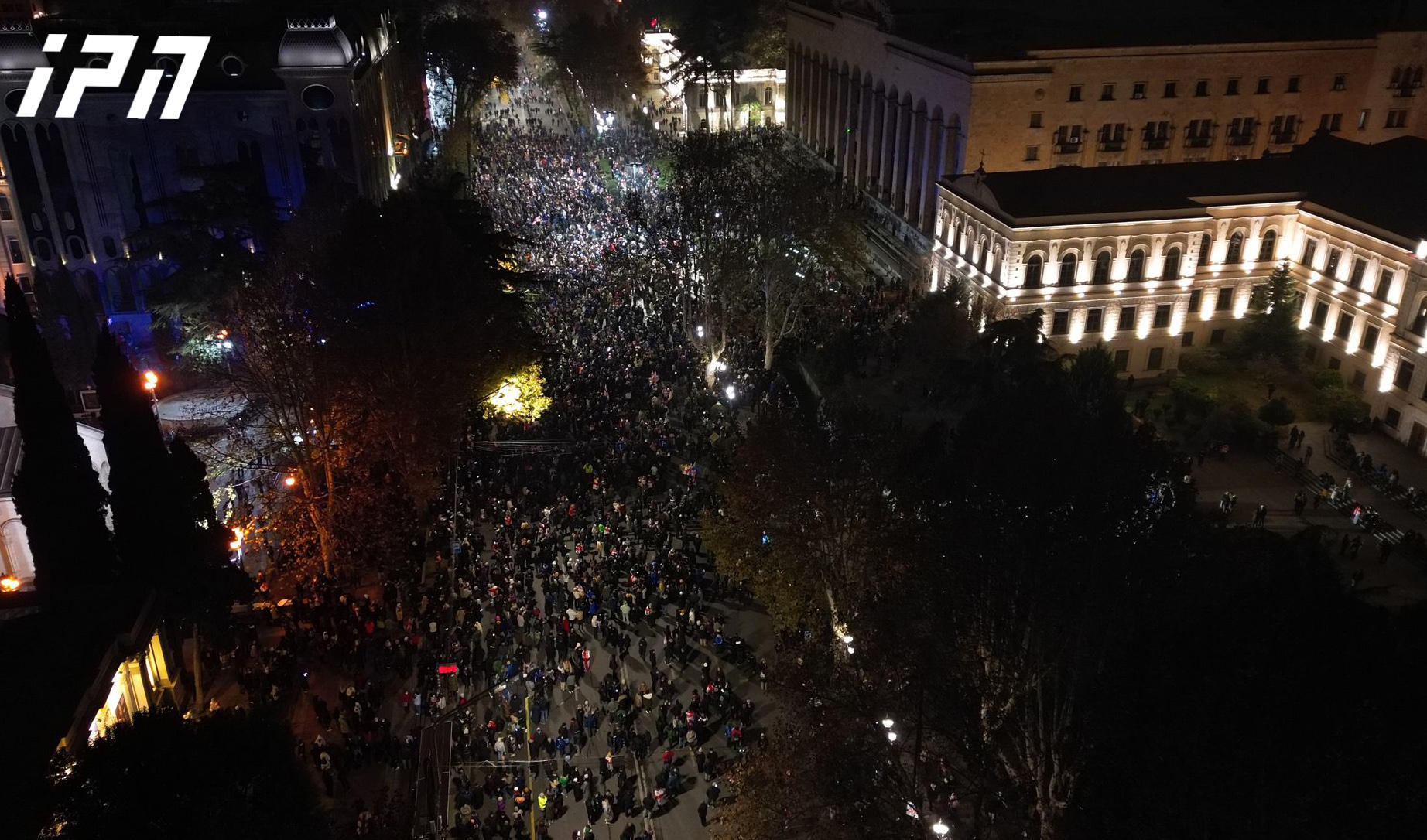 პარლამენტთან საპროტესტო აქციაზე მოქალაქეები იკრიბებიან - რუსთაველის გამზირი გადაკეტილია