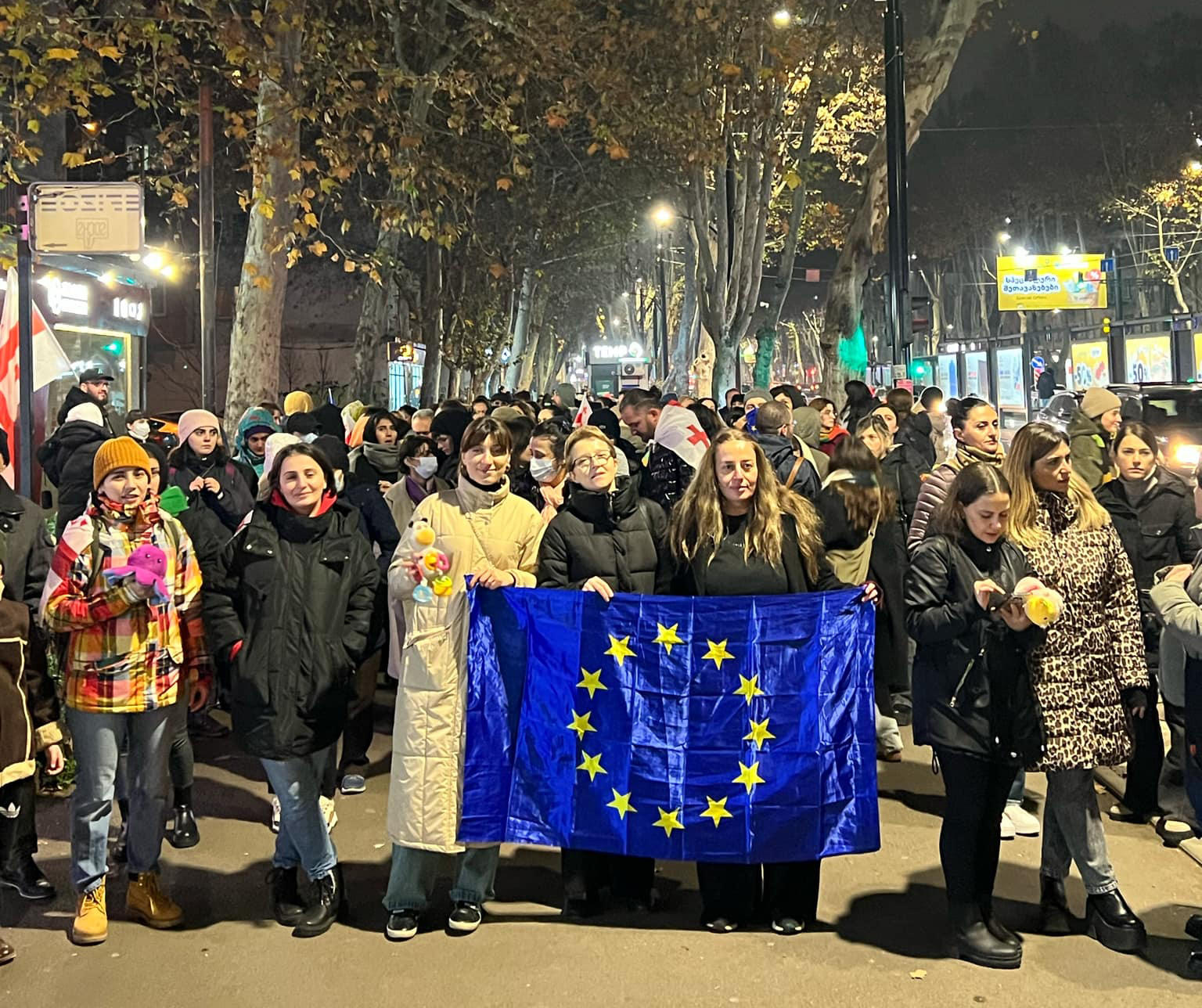 მშობლები და თერაპევტები მთავრობის გადაწყვეტილებას აპროტესტებენ და მსვლელობას მართავენ