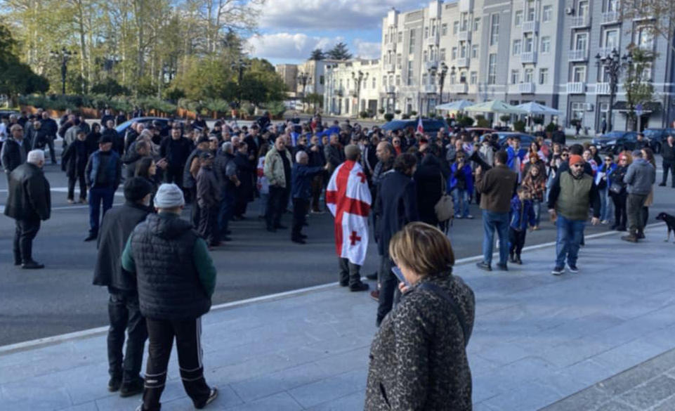 ოზურგეთში მოქალაქეები საპროტესტო აქციას მართავენ